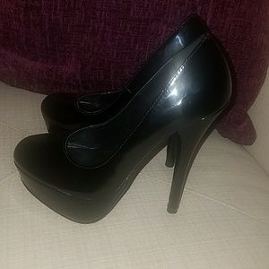 **SOLD**Black delicious heels